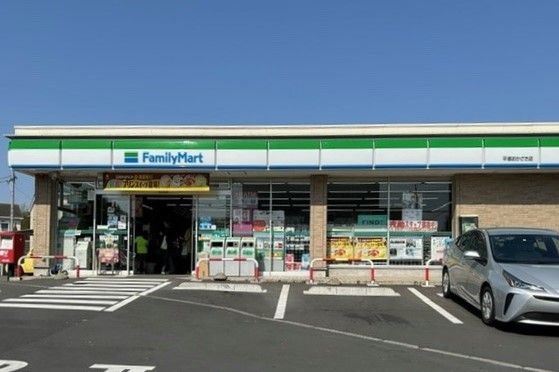コンビニ　ファミリーマート（コンビニ）まで450m