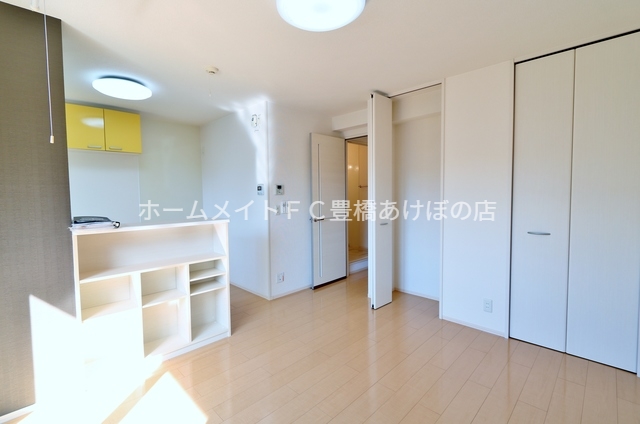 居室・リビング　同型別部屋写真（反転）