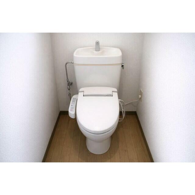 トイレ　温水洗浄便座。