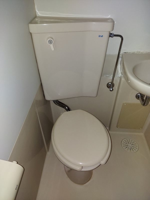 トイレ　写真は同タイプの他室です。