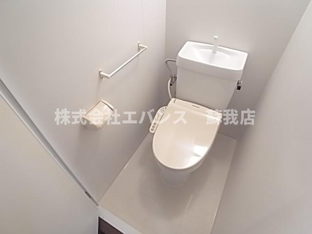 トイレ　落ち着いた色調のトイレです