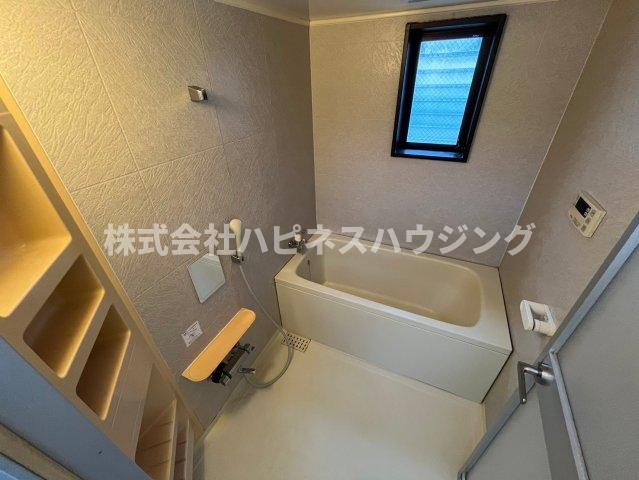 バス・シャワールーム　広々とした浴室、窓あり。