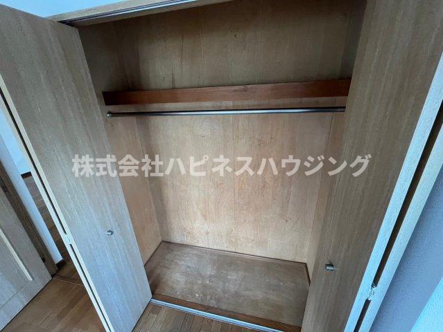 収納　バルコニー側6帖洋室の大きなクローゼット