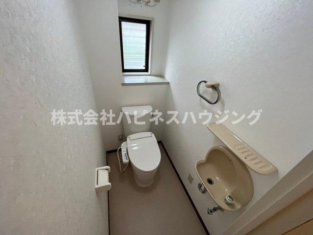 トイレ　手洗い付きのトイレ、温水洗浄便座あり。窓あり。