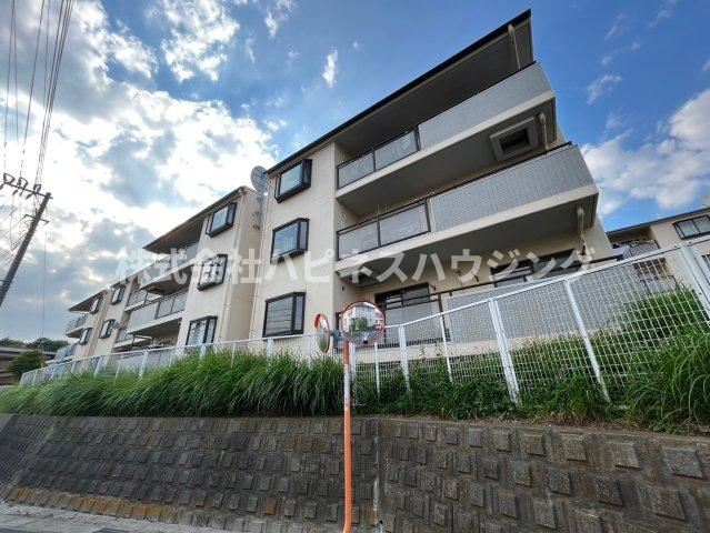建物外観　1階でも地面より高い位置に建てられているので外からの目線が気