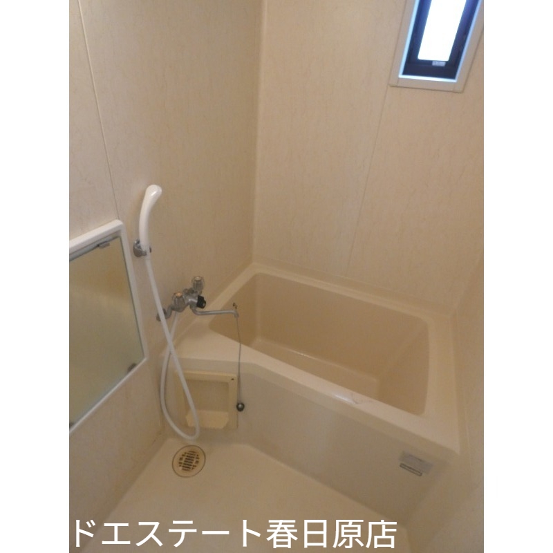 バス・シャワールーム　換気が出来る窓もあります