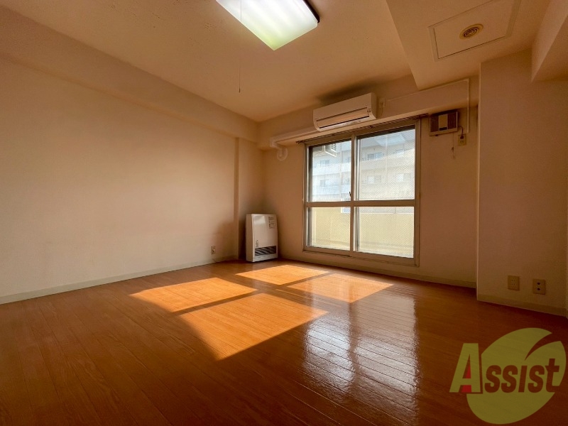 居室・リビング　木目のフローリングは落ち着きのある印象のお部屋になりますね。