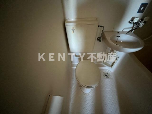 トイレ　落ち着いた色調のトイレです