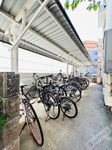 その他共有部分　屋根付き駐輪場。大事な自転車も雨でも安心♪