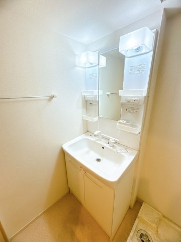洗面設備　※クリーニング前のお部屋です