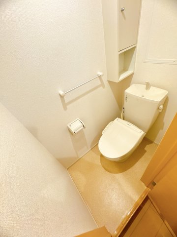 トイレ　※クリーニング前のお部屋です