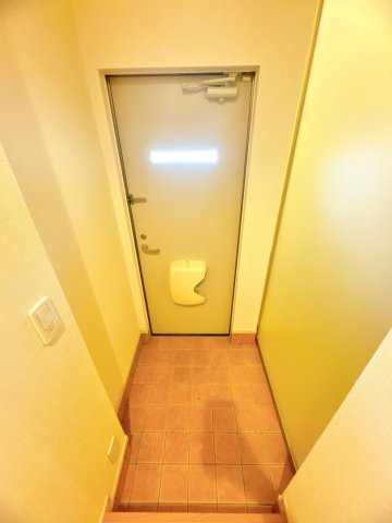 玄関　※クリーニング前のお部屋です