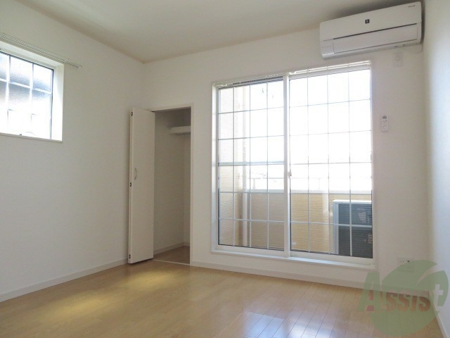 その他部屋・スペース　角部屋なので二面採光になってます、小窓が付いてますよ。