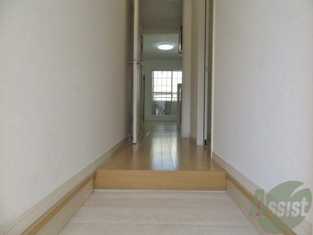 玄関　玄関はこちら広々して靴の脱ぎ履きもしやすそうですね。