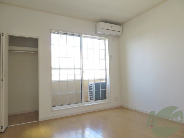 居室・リビング　東向きの窓から日差しが入る明るいお部屋ですよー。