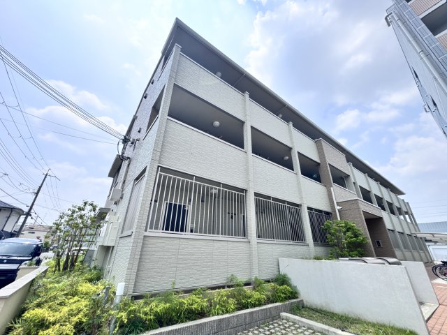 建物外観　桂川駅徒歩11分。宅配ボックスと防犯カメラ完備の築浅外観