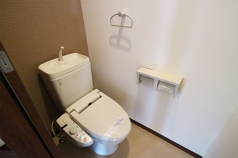トイレ　※内観写真は同タイプ別号室のものです。