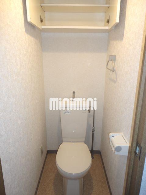 トイレ　トイレの上に棚があります。