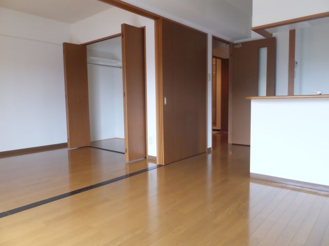 その他部屋・スペース　南側洋間は６．５帖あります