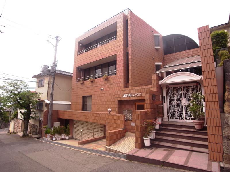 建物外観　タイル張りの外観で重厚感あります！