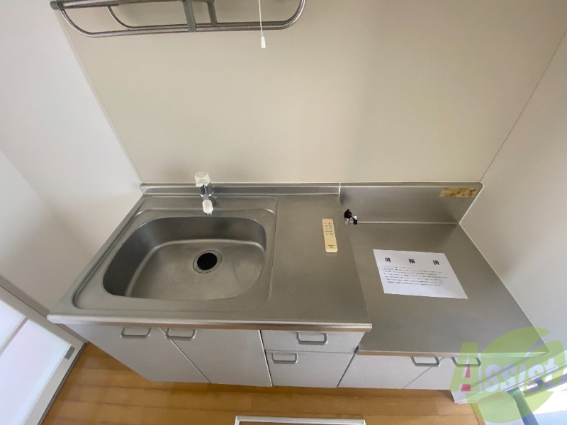 キッチン　十分な大きさのキッチンですね。２口コンロも置けます。