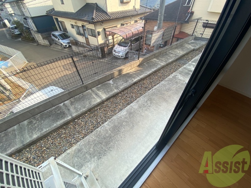 バルコニー　大通りに面していないので、車の騒音も心配ないですね。