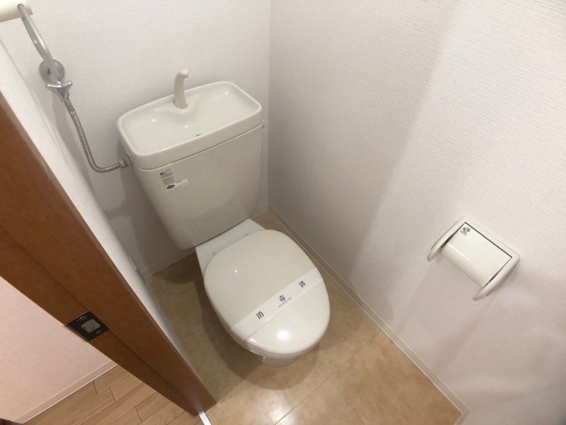 トイレ　トイレです。タオル掛けもついて便利ですね。
