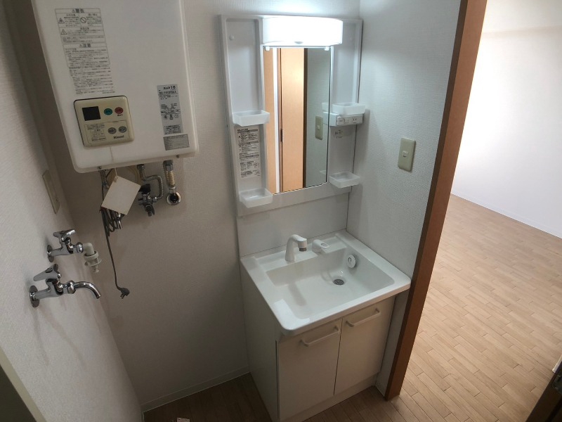 洗面設備　独立洗面台です。大きくてよいですね。シャンプーもできます。