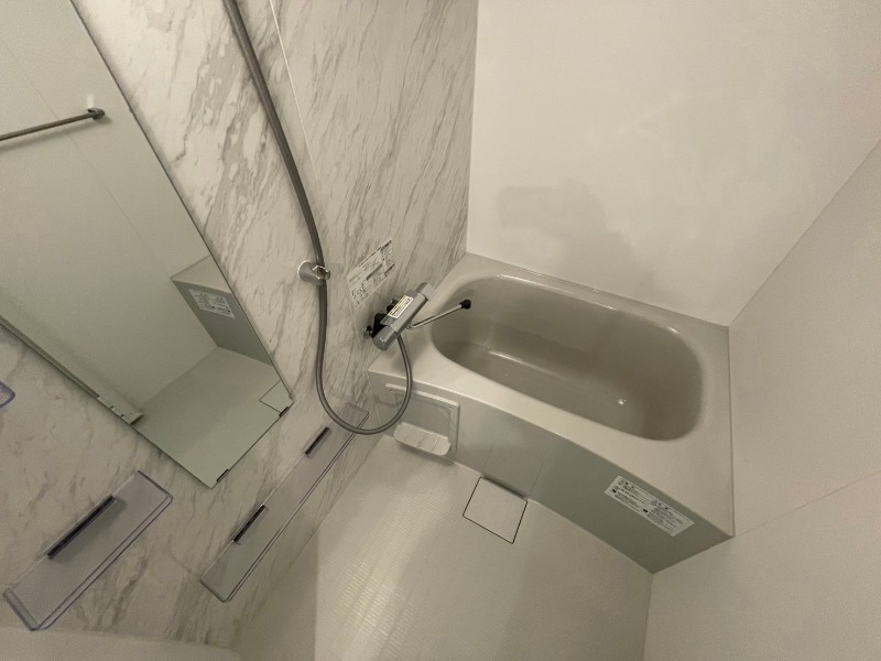 バス・シャワールーム　お風呂です。広々したバスでゆっくりくつろげます。