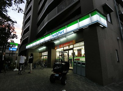 コンビニ　ファミリーマート小浦西五反田四丁目店（コンビニ）まで289m