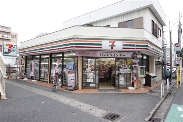 コンビニ　セブンイレブン（コンビニ）まで121m