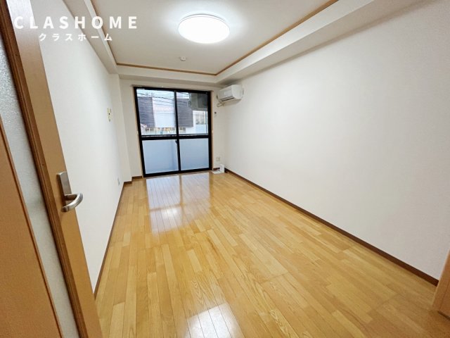 居室・リビング　同物件の別部屋になります。