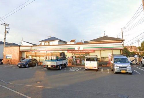 コンビニ　セブンイレブン（コンビニ）まで239m