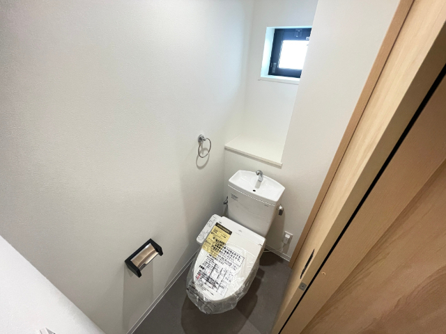 トイレ　※写真は同一間取りの別号室の写真になります。