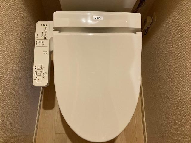 トイレ　温水洗浄便座です