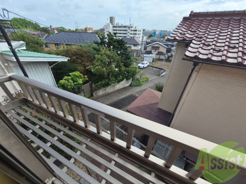 バルコニー　窓からは大きな空が良く見える気持ちのいい景色が見えます。
