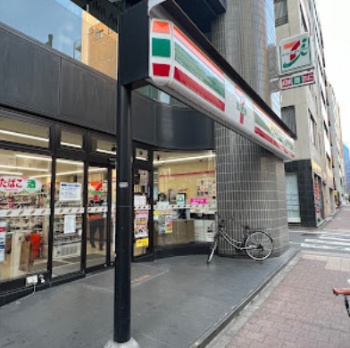 コンビニ　セブン－イレブン新橋５丁目店（コンビニ）まで163m