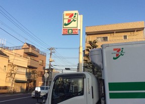コンビニ　セブンイレブン足立梅田２丁目店（コンビニ）まで819m