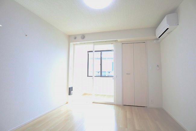 居室・リビング　写真は同建物の別部屋を参考に掲載しております。