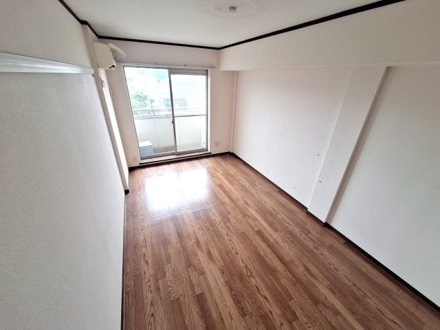 居室・リビング　★日当たり良好な最上階のお部屋です★※クリーニング前の写真で