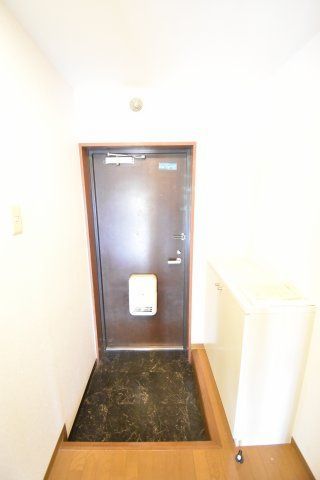 玄関　画像は別号室。ご参考にどうぞ