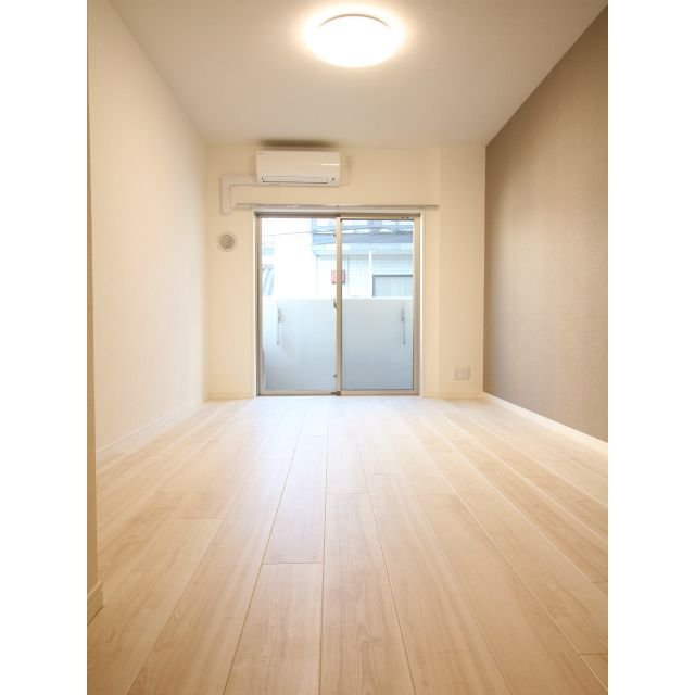居室・リビング　※別部屋の参考写真です。