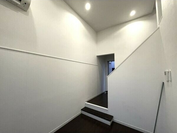 玄関　※写真は同じマンションの違う部屋のものになります。