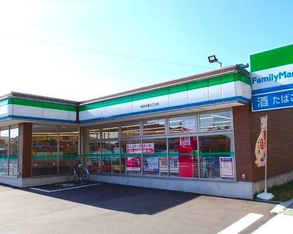 コンビニ　ファミリーマート（コンビニ）まで400m