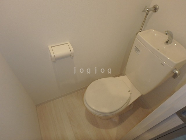 トイレ　嬉しい温水洗浄便座付きのトイレです。