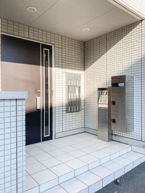 小田急江ノ島線 湘南台駅 バス乗車時間：8分 最寄りバス停で下車 徒歩5分 3階建 築16年の外観写真