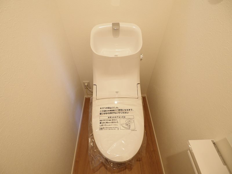 京王線 多磨霊園駅 徒歩16分 2階建 築5年のトイレ写真