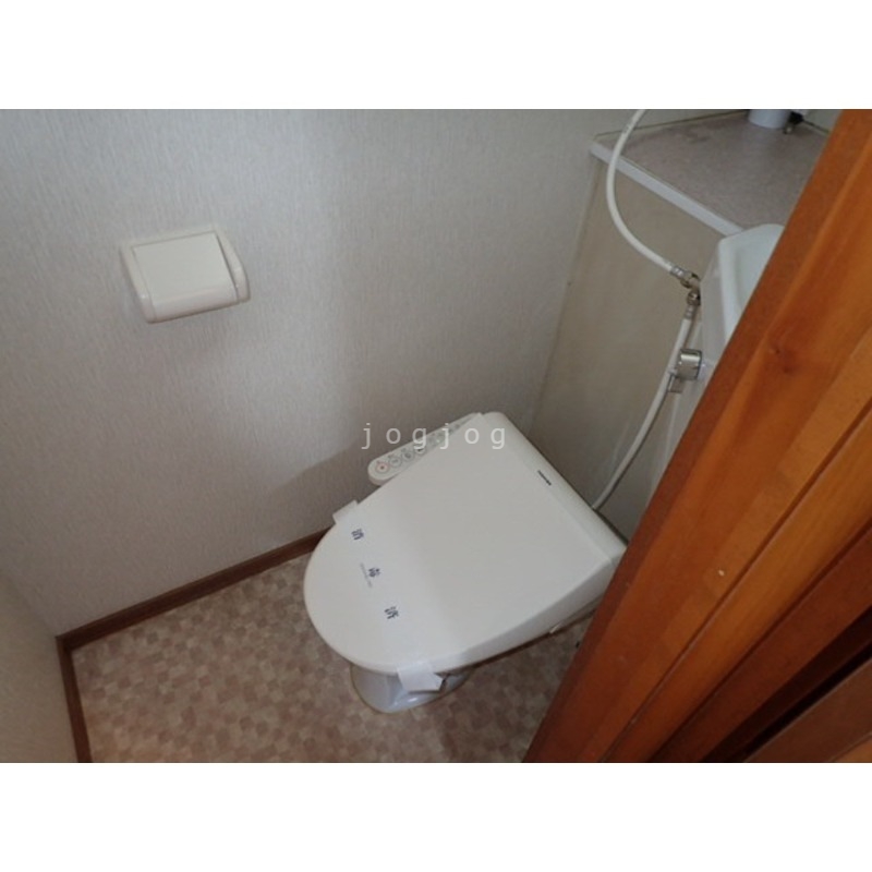 トイレ　嬉しい温水洗浄便座付きのトイレです。