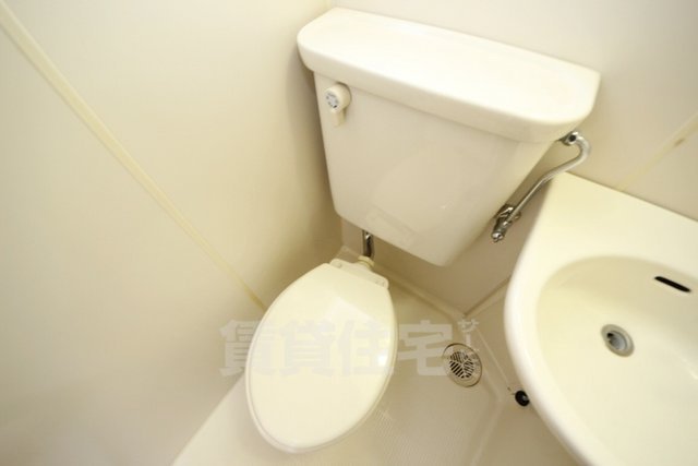 近鉄奈良線 生駒駅 徒歩20分 3階建 築35年のトイレ写真