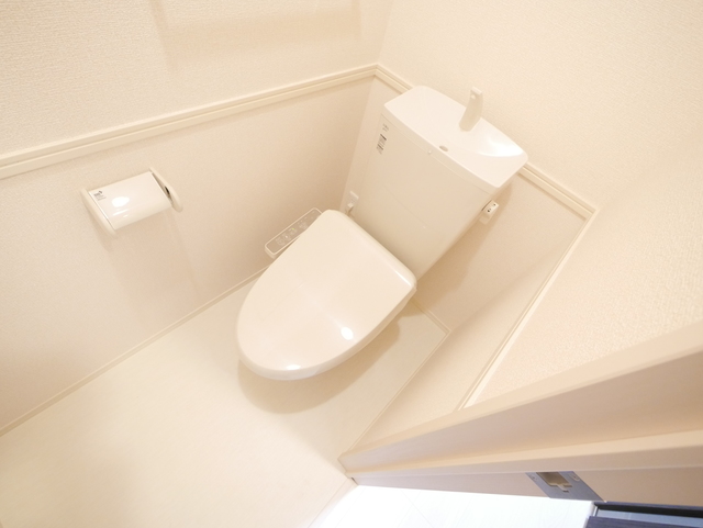トイレ　★嬉しい温水洗浄便座付のトイレです★